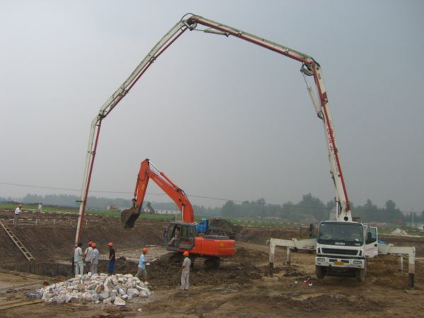 投資2.8億元的安徽省861重點項目----大唐安慶生物質能發電工程自6月18日開工以來進展較快，目前已完成主廠房基礎墊層工程，預計10月底完成主體工程，明年第一季度可正式投產。圖為混您混凝土運輸帶施工場面。（王洪   攝   安慶皖河農場宣傳科）